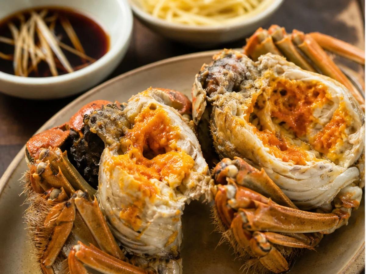 Opened Shanghai hairy crab with orange roe