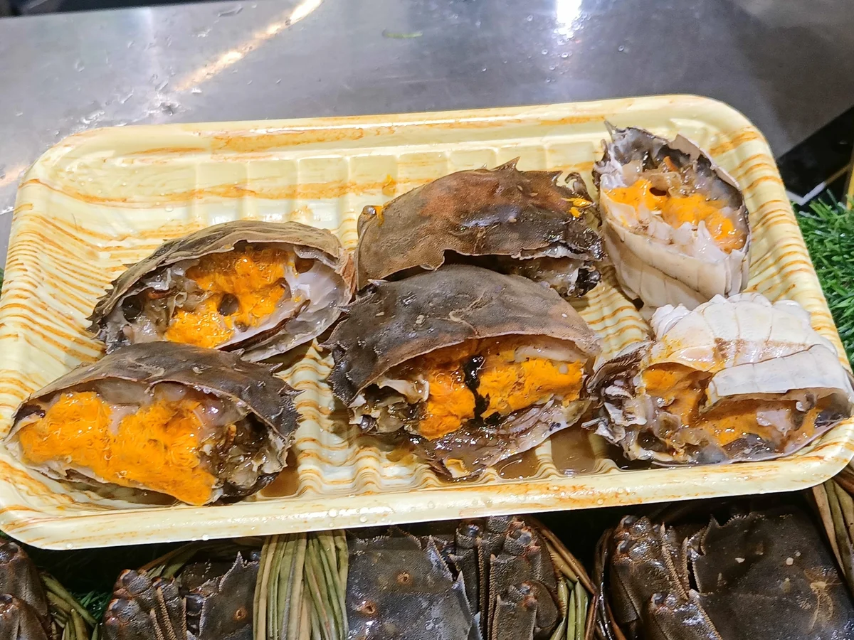 Steamed hairy crab cut open to show roe and meat