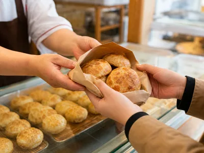 Shanghai Fresh Meat Mooncakes: Flaky Pastry, Juicy Pork, and How to Buy Them Hot